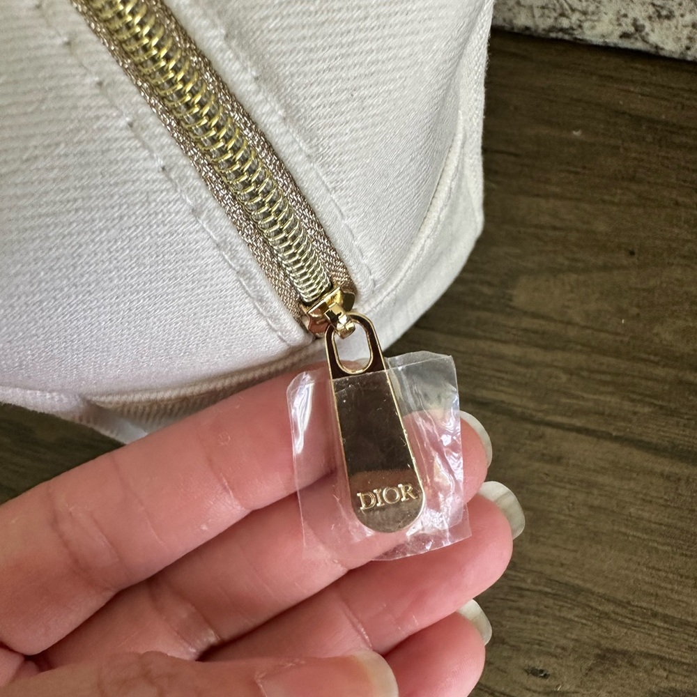 Dior Cream and Gold Makeup Pouch - Picture 4 of 5